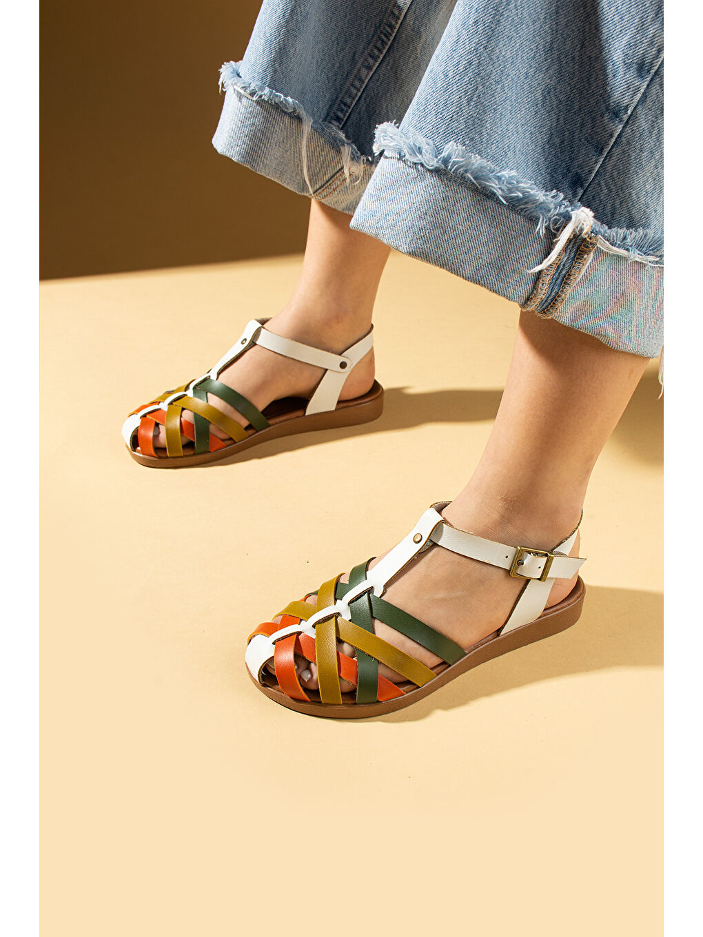 Beyaz Comfort Taban Tokalı Kadın Sandalet 51-825-24Garni