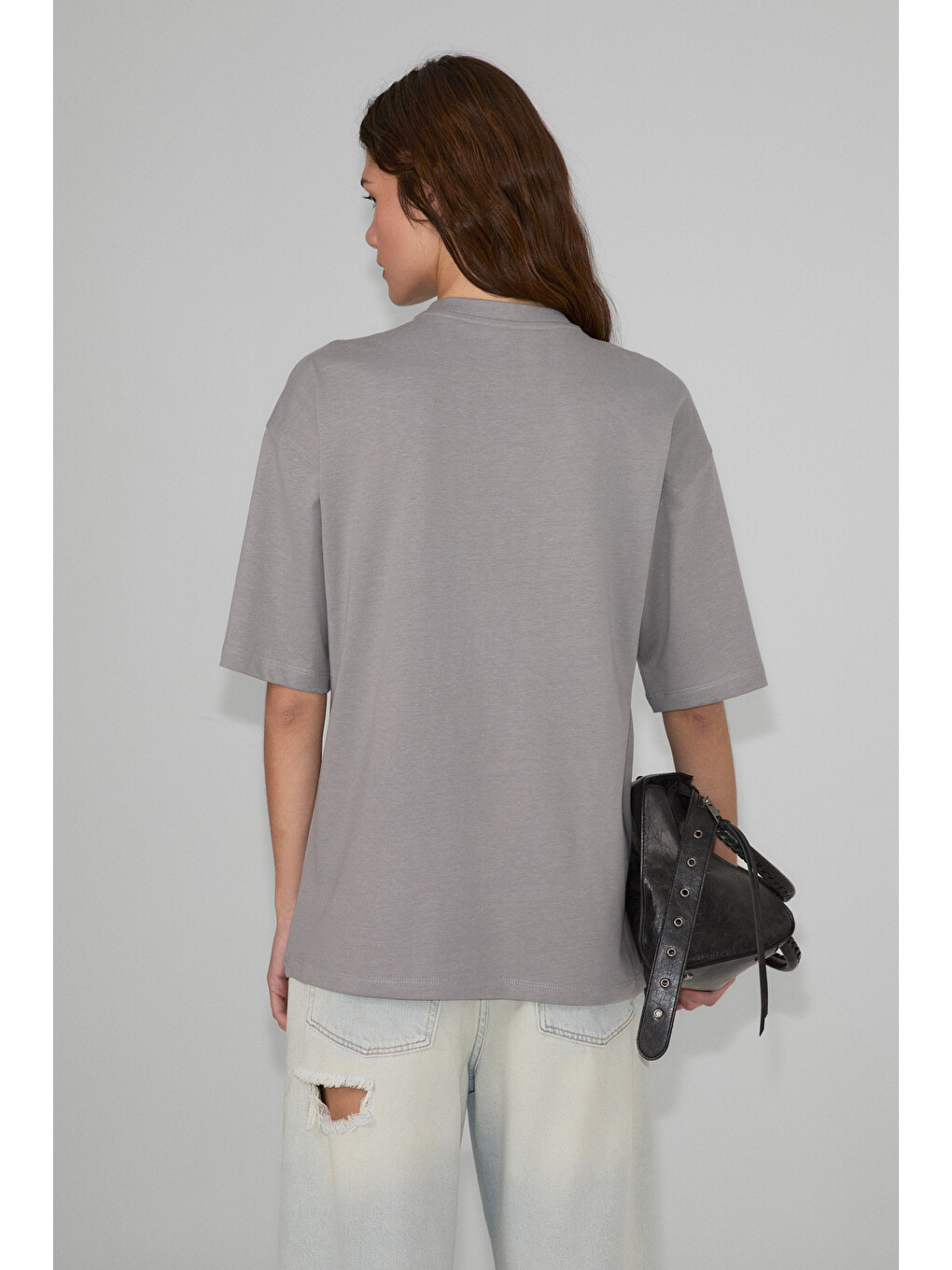 Mıllıe Kadın %100 Organik Pamuklu Oversize Kalıp Bol Kesim Baskı Ve Nakış Detaylı Gri T-shirt-4