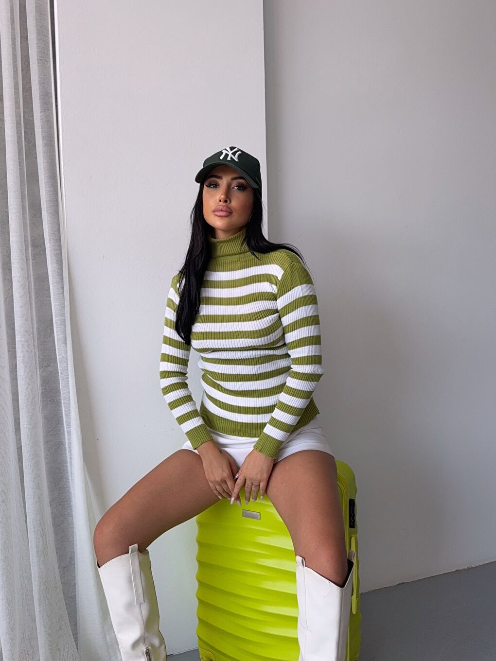 Haki Boğazlı Çizgili Triko Kazak