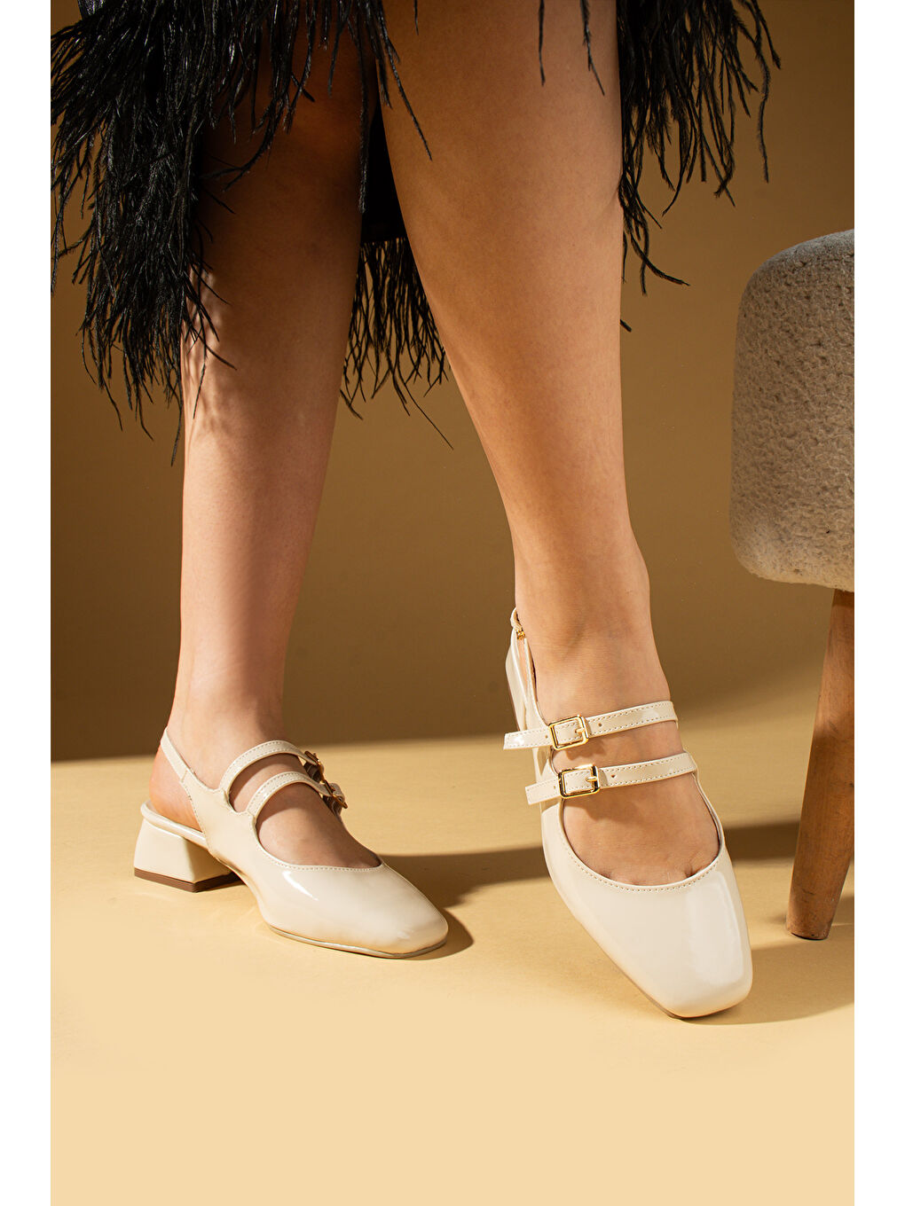 Bej Küt Burunu Ayarlanabilir Tokalı Kadın Topuklu Ayakkabı 53-67-25Rugan-2