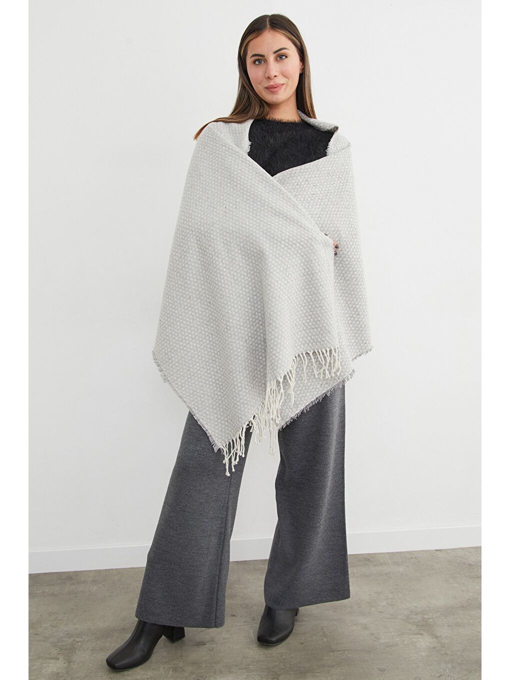 Kadın Gri Kare Desenli Şal-1