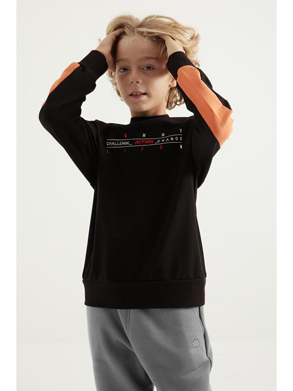 Siyah Yazı Nakışlı Şerit Detaylı Bisiklet Yaka Standart Kalıp Erkek Çocuk Sweatshirt - 11024