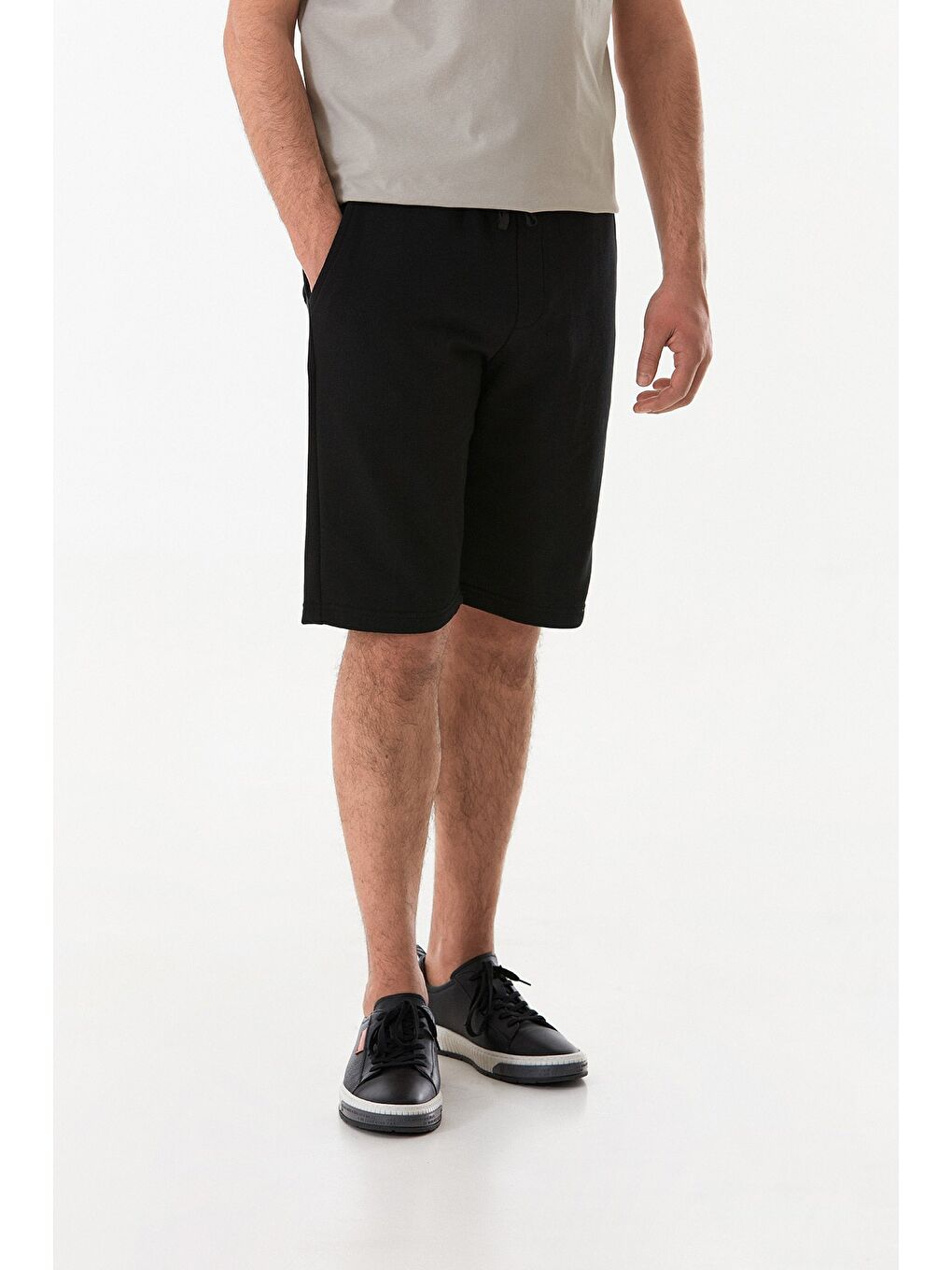 Siyah Beli Bağlamalı Cepli Şort-4