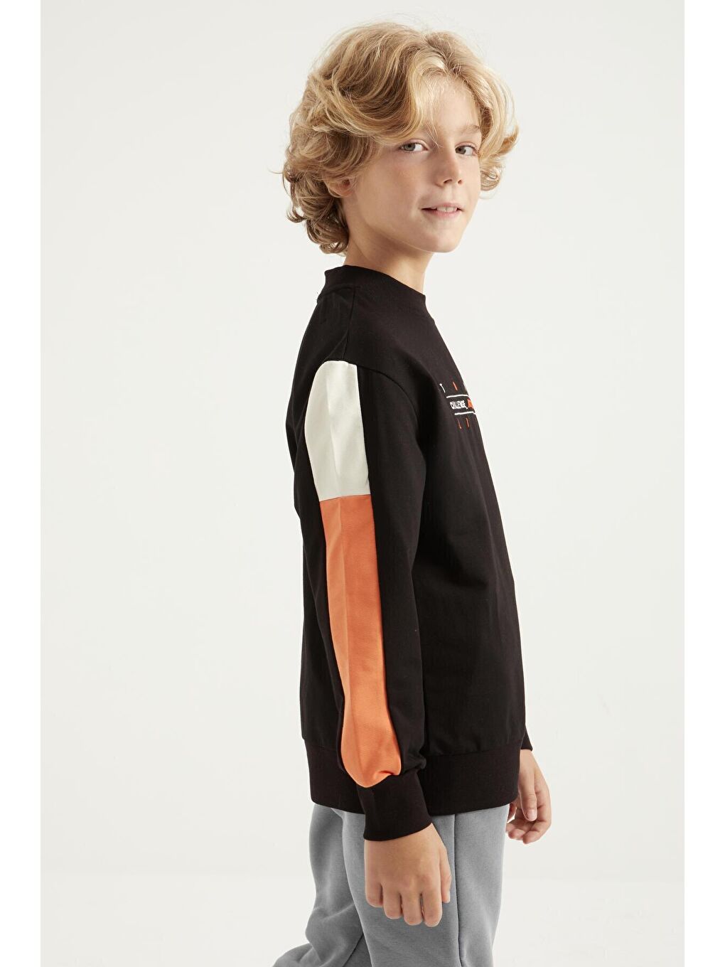 Siyah Yazı Nakışlı Şerit Detaylı Bisiklet Yaka Standart Kalıp Erkek Çocuk Sweatshirt - 11024-1