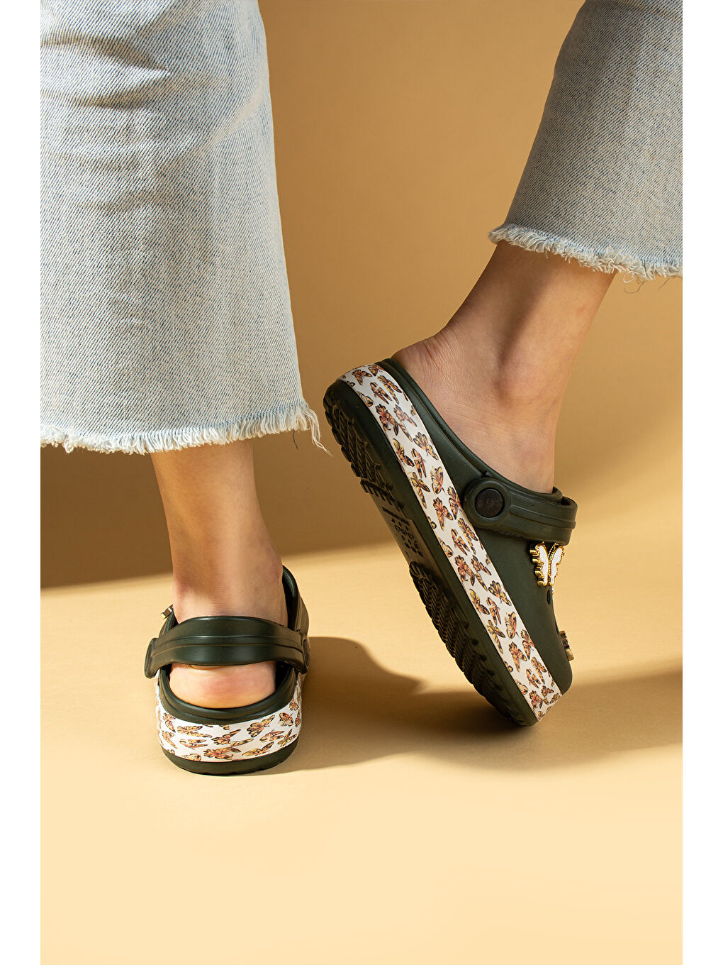 Yeşil Şerit Desenli Rahat Eva Taban Tokalı Kadın Sandalet 011-18-25-2