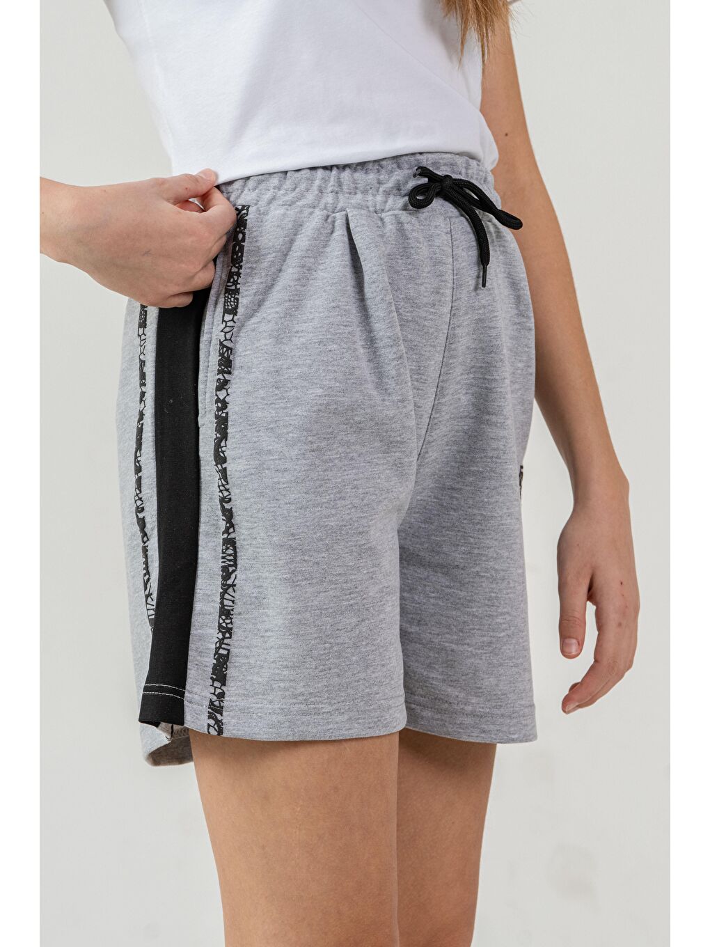 Gri Girl Team Baskılı Yanlar Garnili Kız Çocuk Şort-1