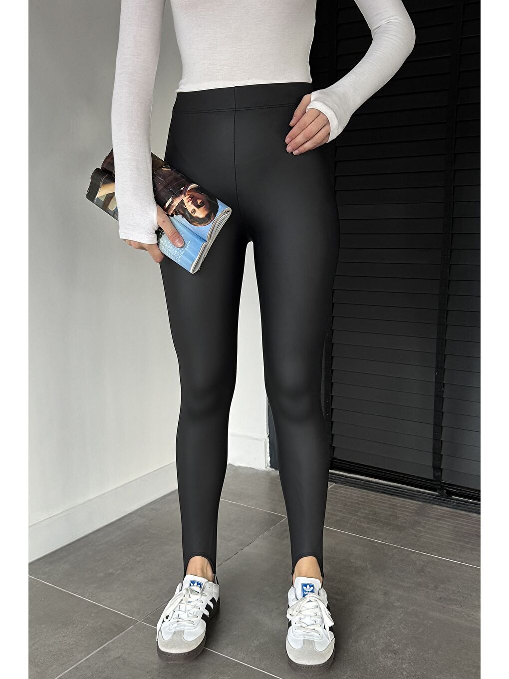 Siyah Kadın Ayaktan Geçmeli Suni Deri Tayt-1