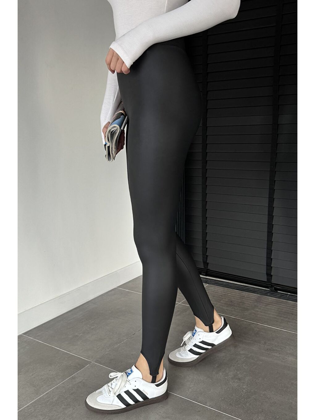 Siyah Kadın Ayaktan Geçmeli Suni Deri Tayt-2