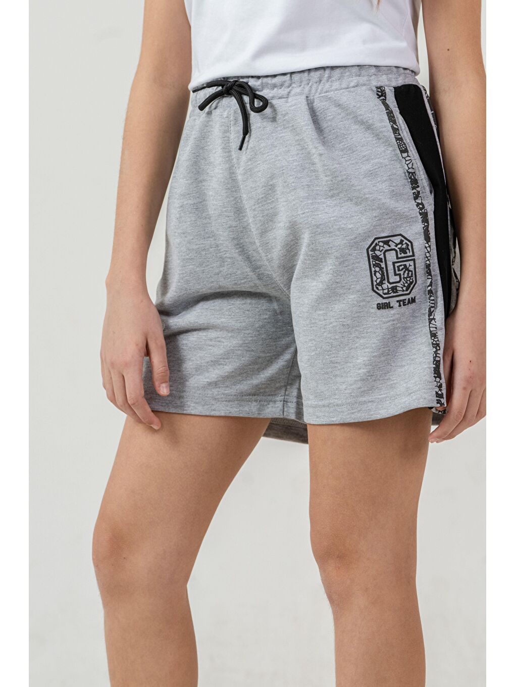 Gri Girl Team Baskılı Yanlar Garnili Kız Çocuk Şort-2