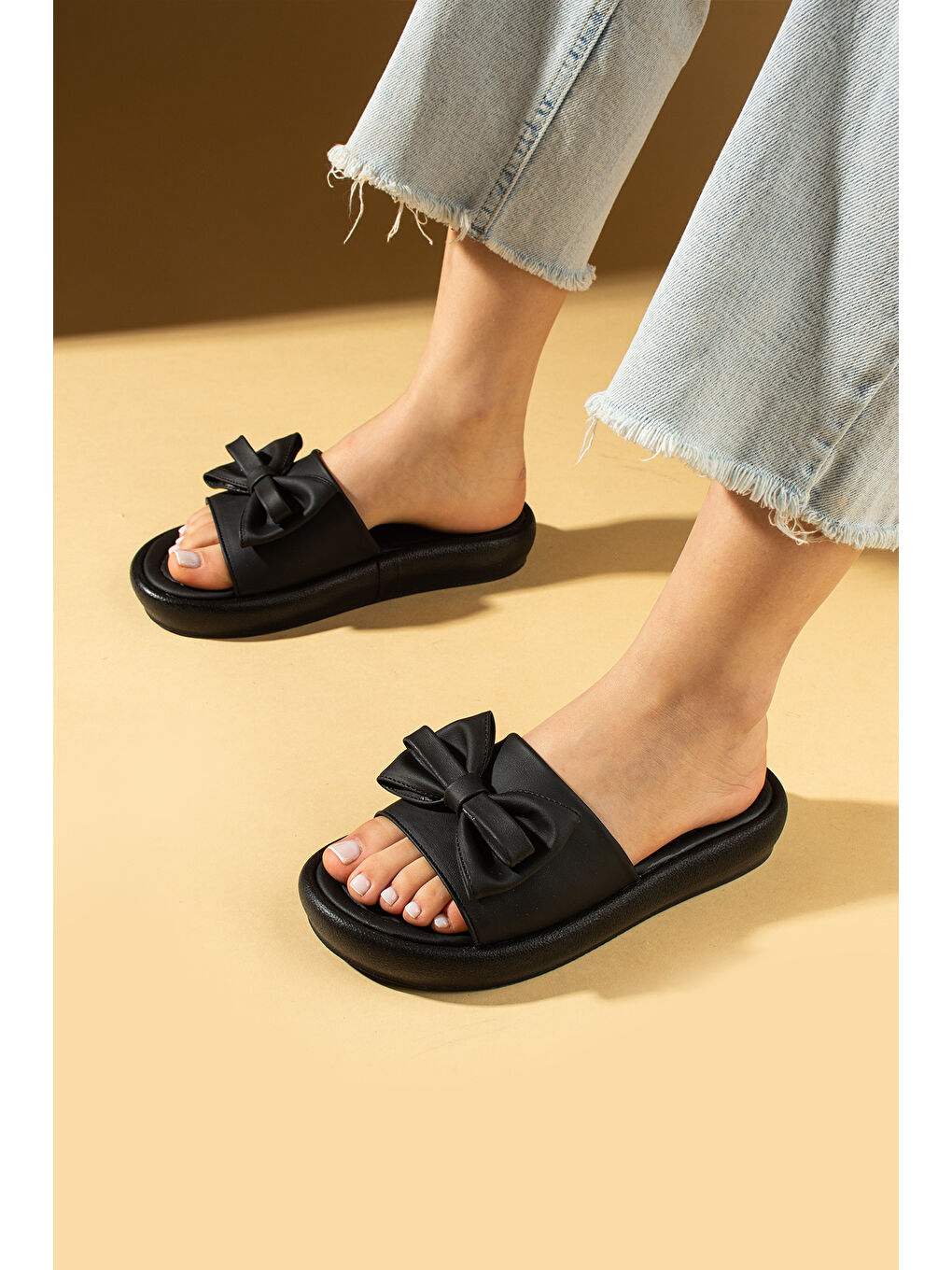 Siyah Kurdela Detaylı Hafif Taban Kadın Terlik 59-79-25-1