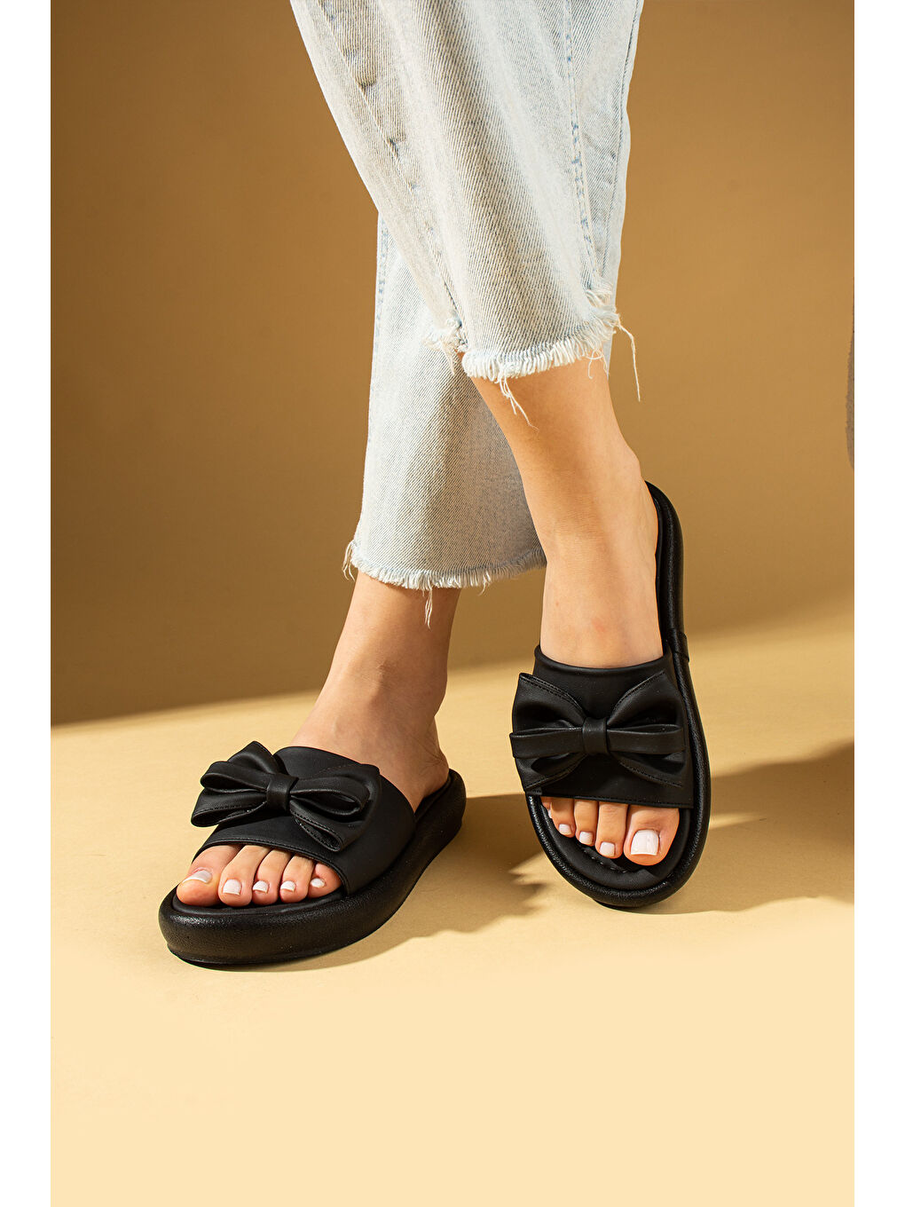 Siyah Kurdela Detaylı Hafif Taban Kadın Terlik 59-79-25-2