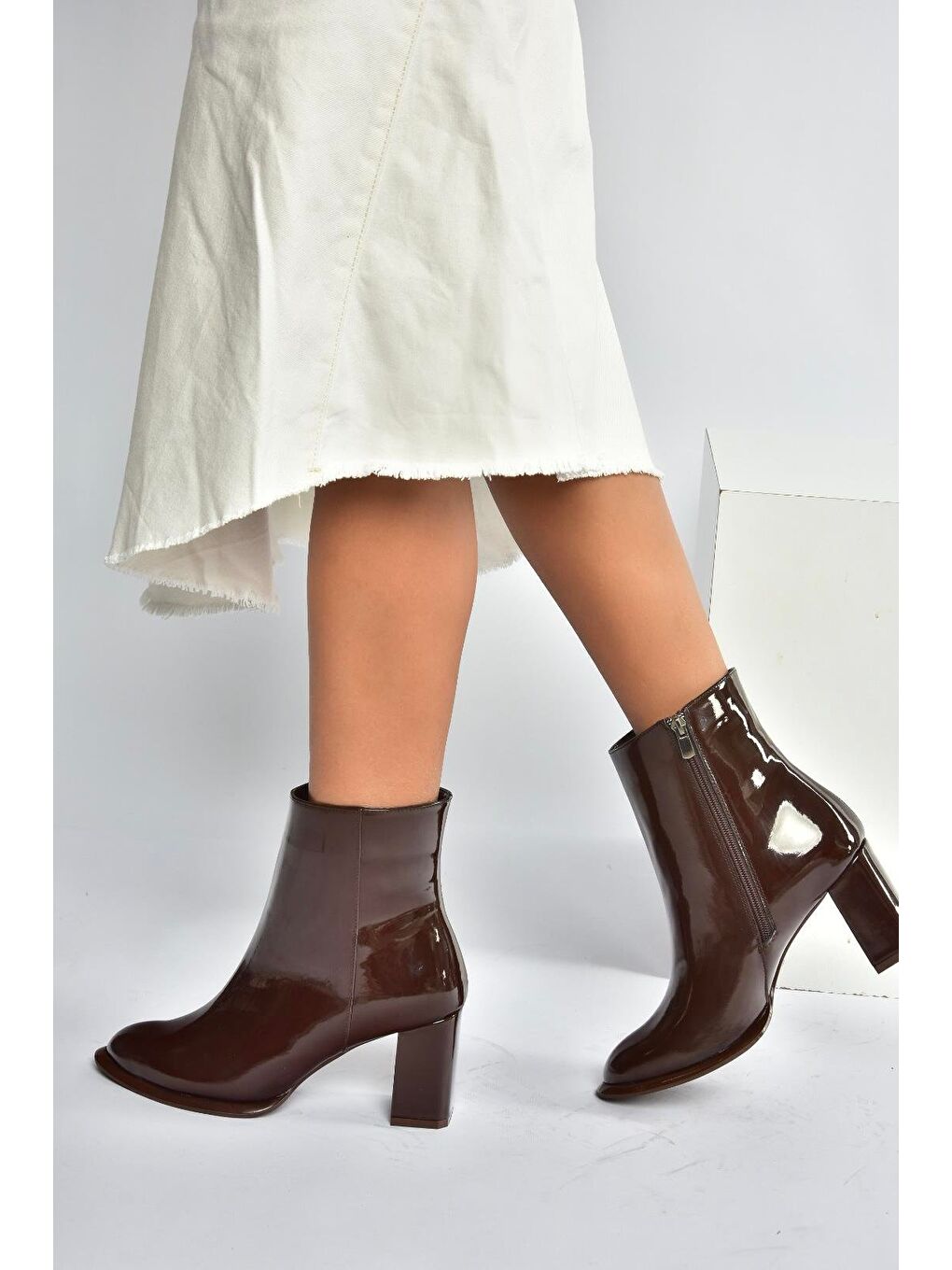 Kahverengi Kadın Bot V590166308