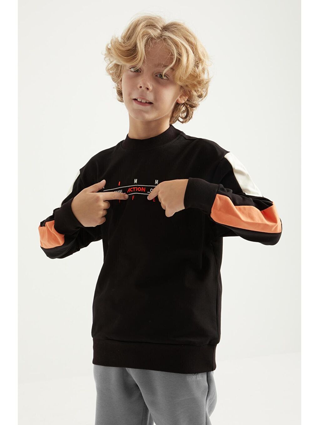 Siyah Yazı Nakışlı Şerit Detaylı Bisiklet Yaka Standart Kalıp Erkek Çocuk Sweatshirt - 11024-3