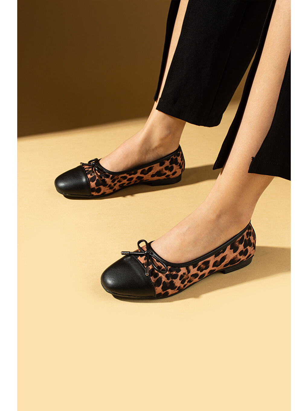 Siyah Fiyonk Detaylı Rahat Kalıp Leopar Desenli Kadın Babet 57-38-25Leopar