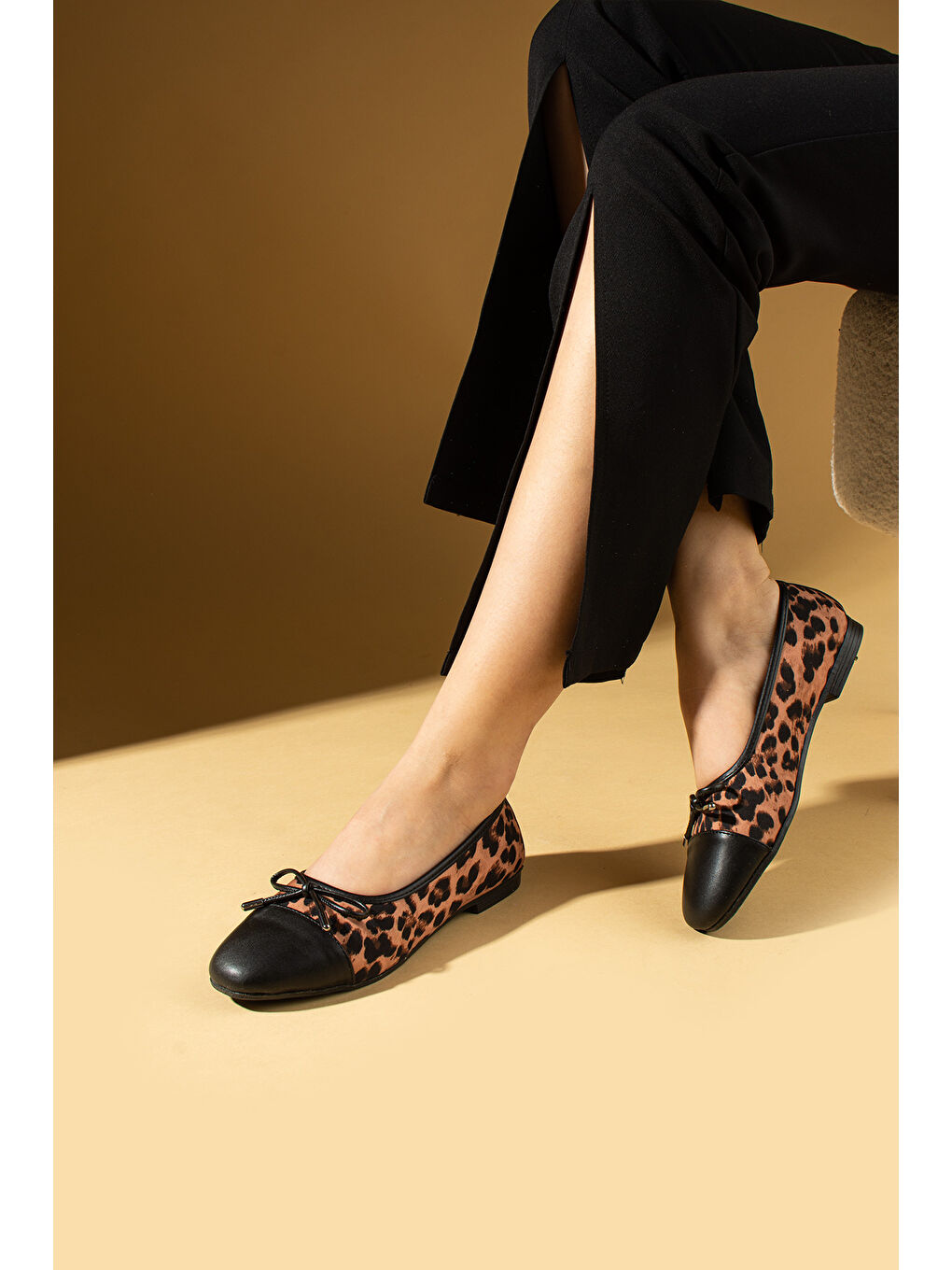 Siyah Fiyonk Detaylı Rahat Kalıp Leopar Desenli Kadın Babet 57-38-25Leopar-1