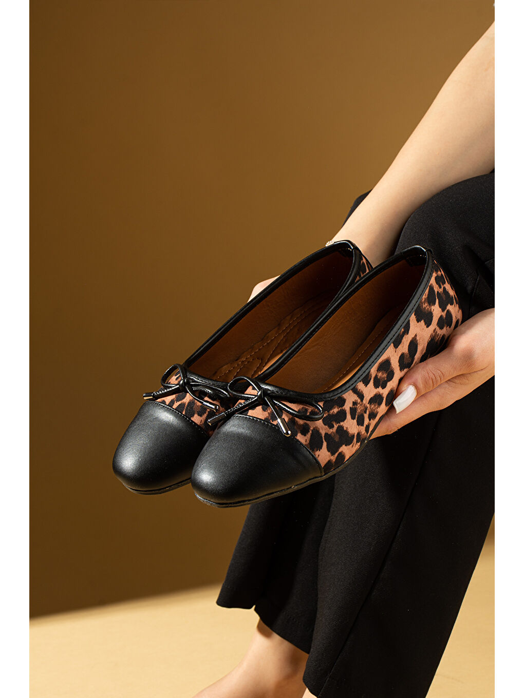 Siyah Fiyonk Detaylı Rahat Kalıp Leopar Desenli Kadın Babet 57-38-25Leopar-2