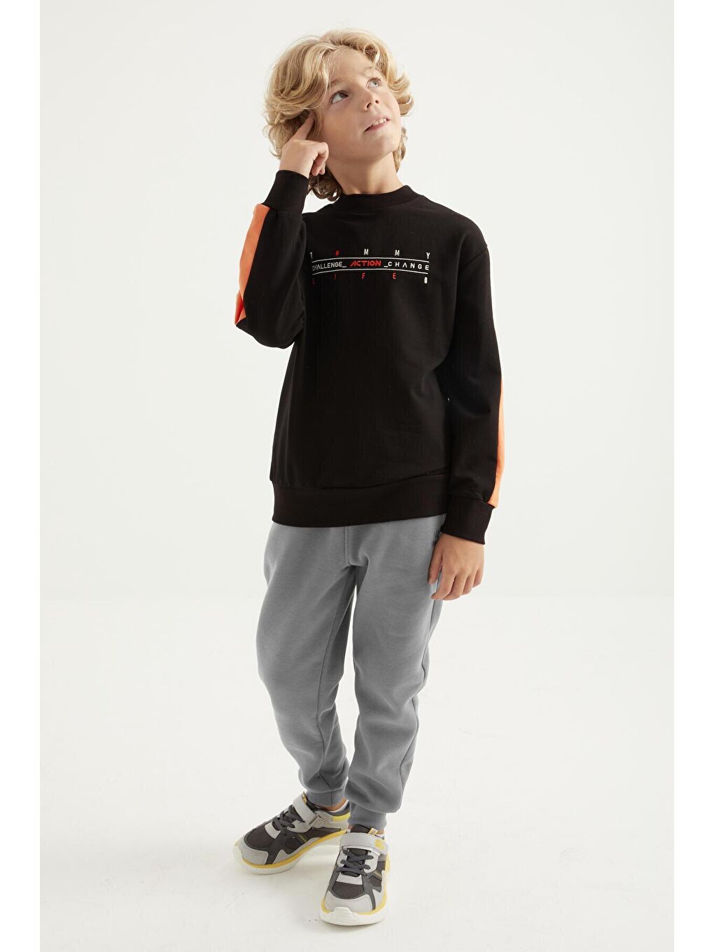 Siyah Yazı Nakışlı Şerit Detaylı Bisiklet Yaka Standart Kalıp Erkek Çocuk Sweatshirt - 11024-4