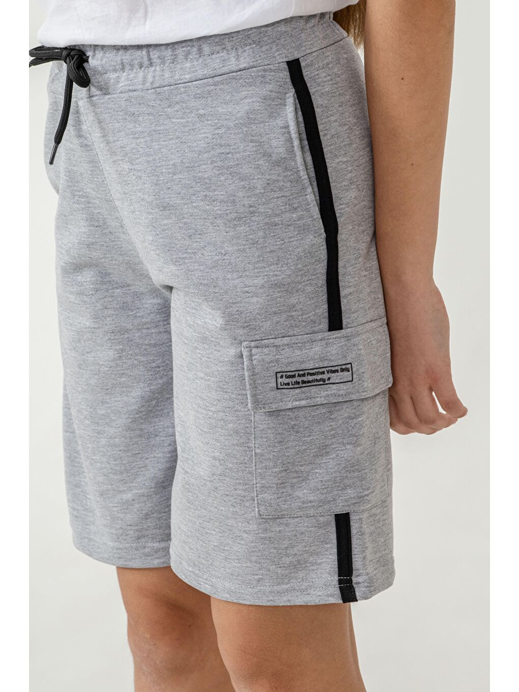Gri Kargo Cepli Cep Kapağı Baskılı Yanlar Biyeli Kız Çocuk Şort-2