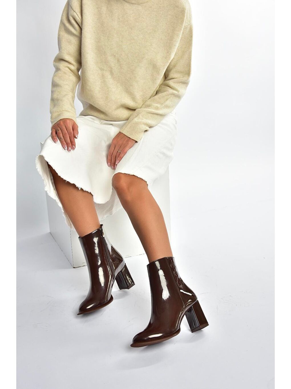 Kahverengi Kadın Bot V590166308-4