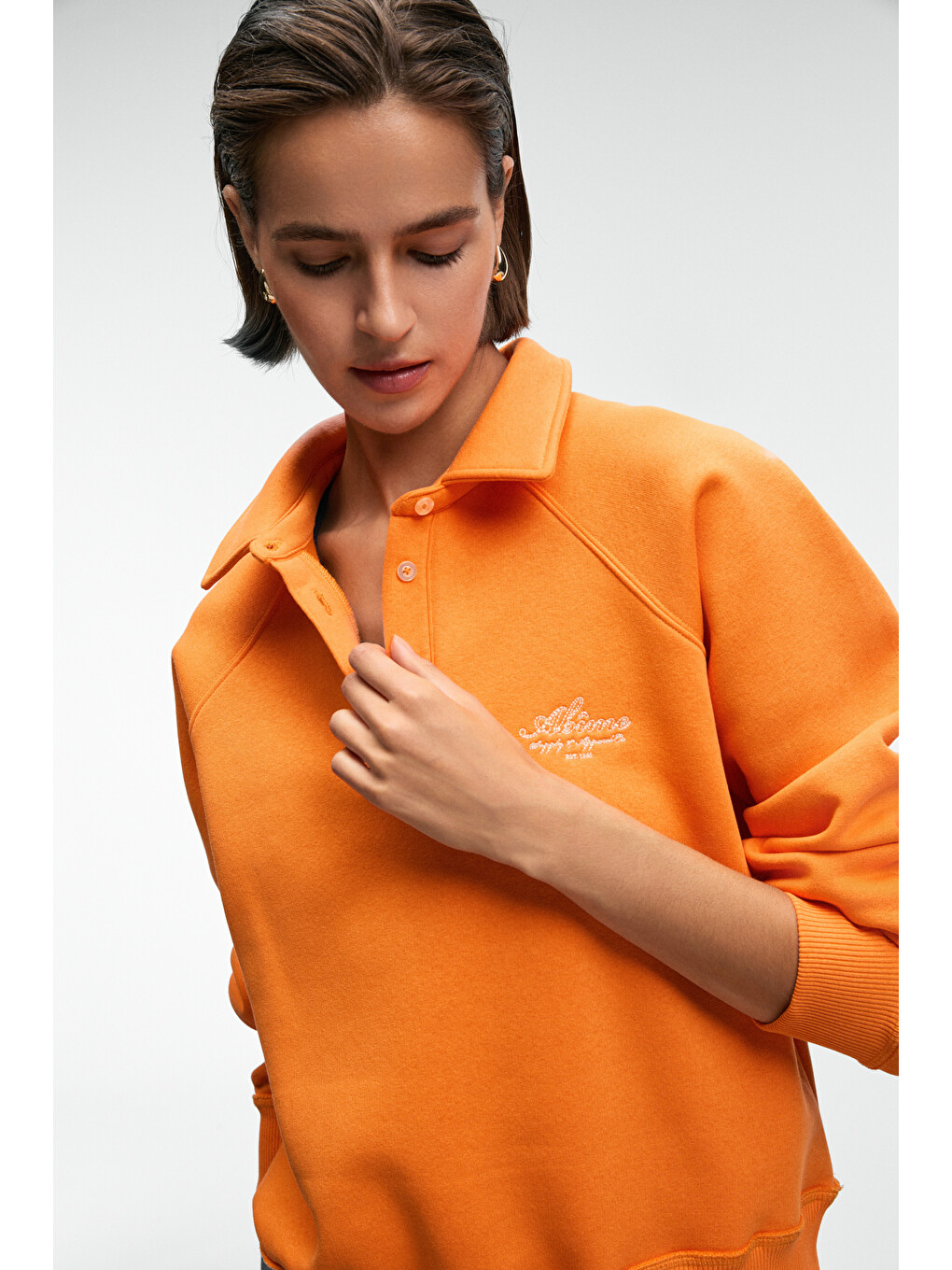 Camırel Kadın Polo Yaka Düğmeli Nakış Detaylı Reglan Kol Comfort Fit Turuncu Sweatshirt-3