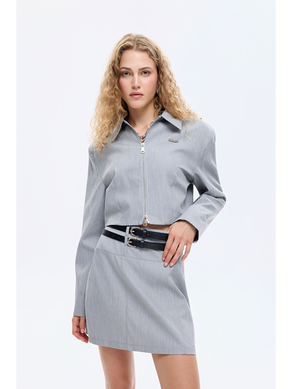 Çift Kemerli Metal Etiket Detaylı Mini Etek Gri-2