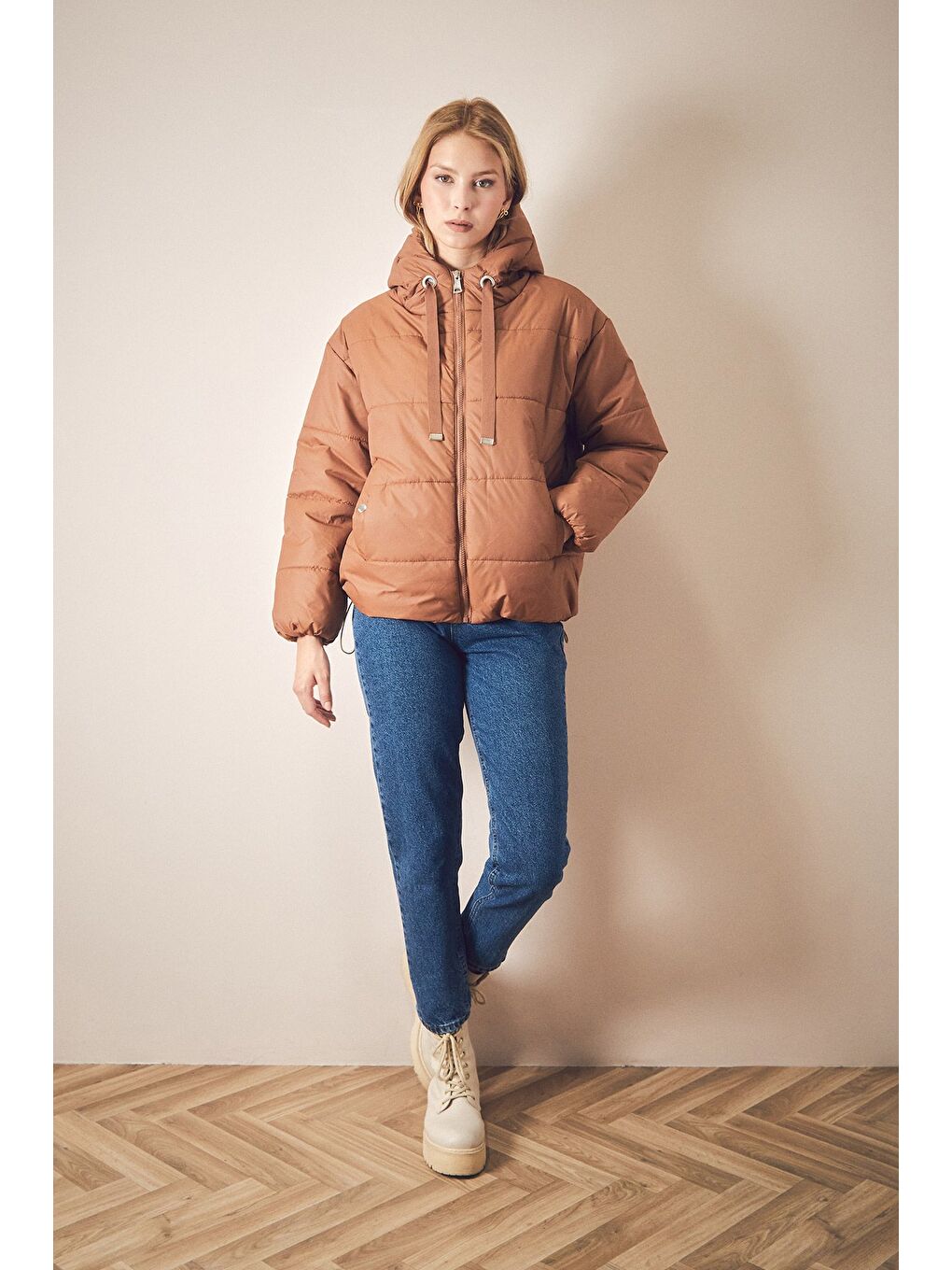 Kahverengi Fermuarlı Beli Stoperli Kapüşonlu Mont-1