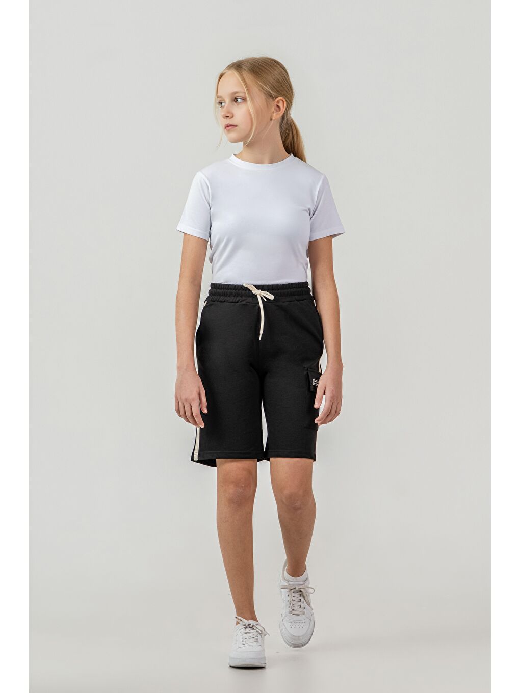 Siyah Kargo Cepli Cep Kapağı Baskılı Yanlar Biyeli Kız Çocuk Şort