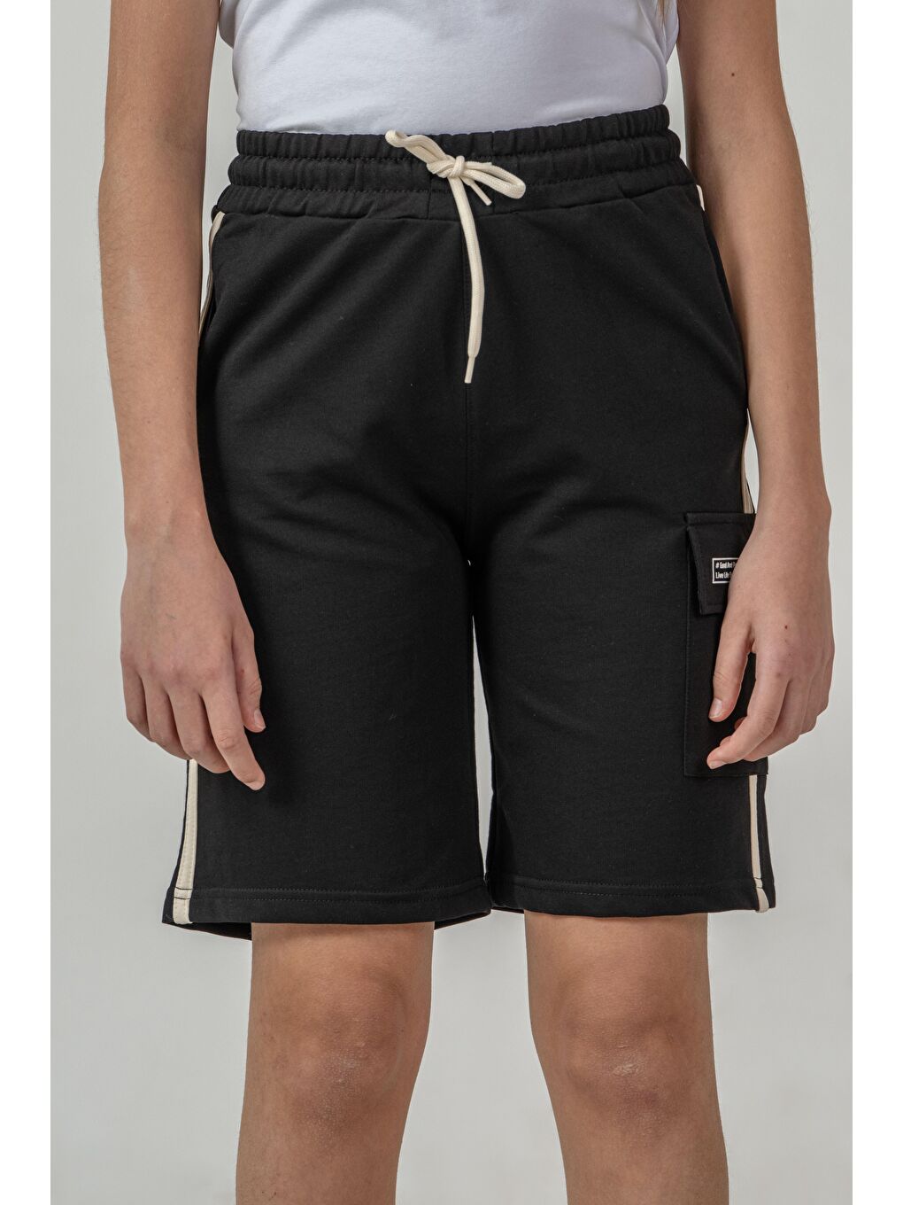 Siyah Kargo Cepli Cep Kapağı Baskılı Yanlar Biyeli Kız Çocuk Şort-1