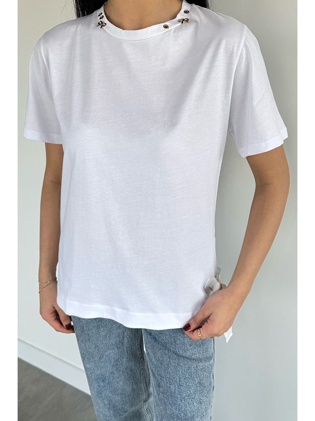 Beyaz Kadın Yaka Detaylı Yan Yırtmaçlı T-shirt