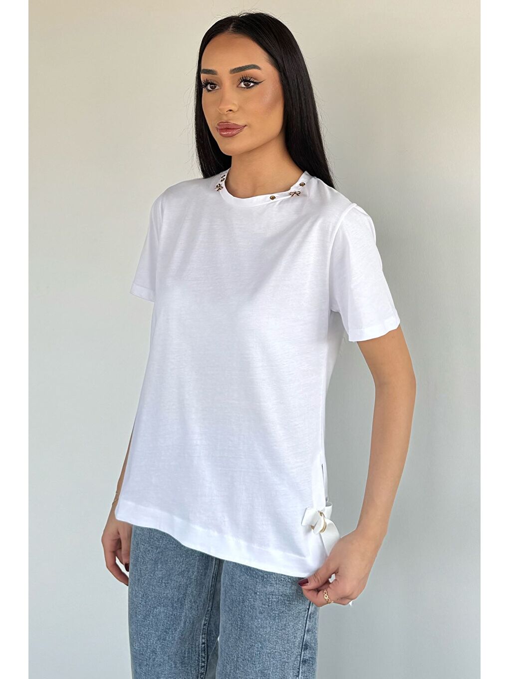 Beyaz Kadın Yaka Detaylı Yan Yırtmaçlı T-shirt-2