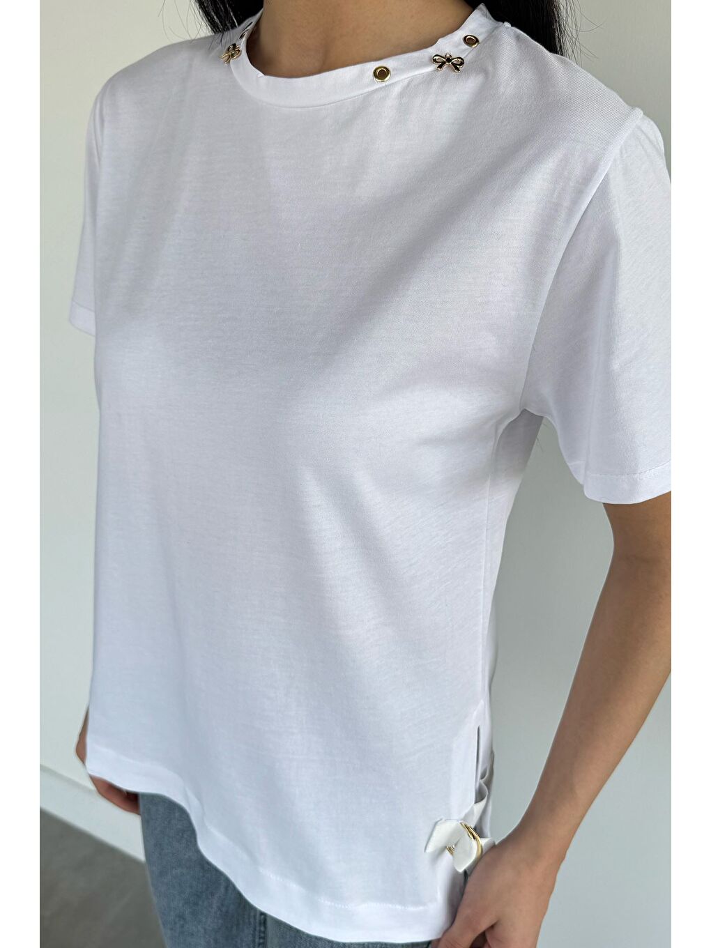 Beyaz Kadın Yaka Detaylı Yan Yırtmaçlı T-shirt-3