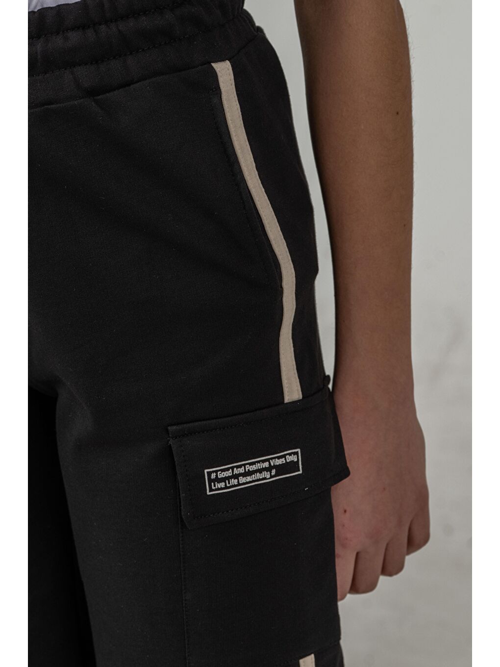 Siyah Kargo Cepli Cep Kapağı Baskılı Yanlar Biyeli Kız Çocuk Şort-4