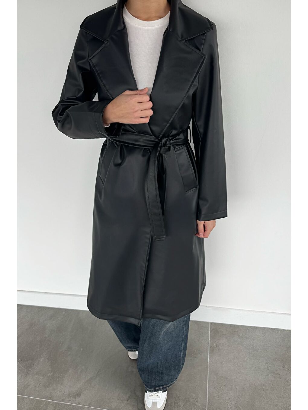 Siyah Kadın Çift Cepli Bel Kuşaklı Astarlı Suni Deri Trençkot-1