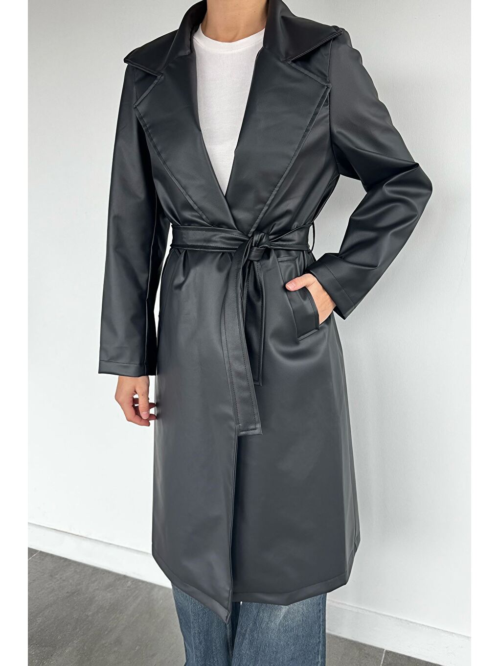 Siyah Kadın Çift Cepli Bel Kuşaklı Astarlı Suni Deri Trençkot-2