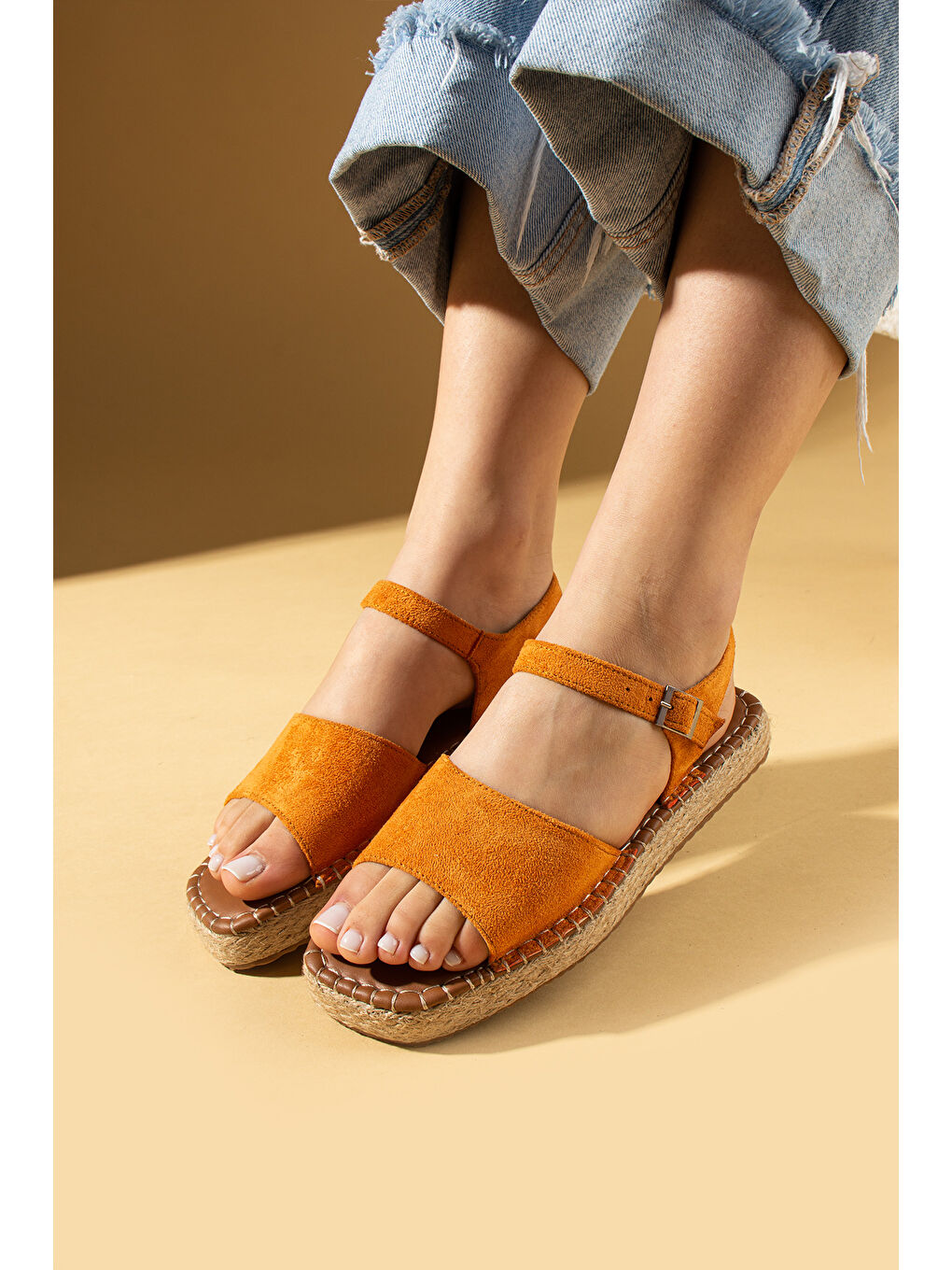 Turuncu Kalın Bantlı Hasır Taban Tokalı Kadın Sandalet 016-022-25Süet