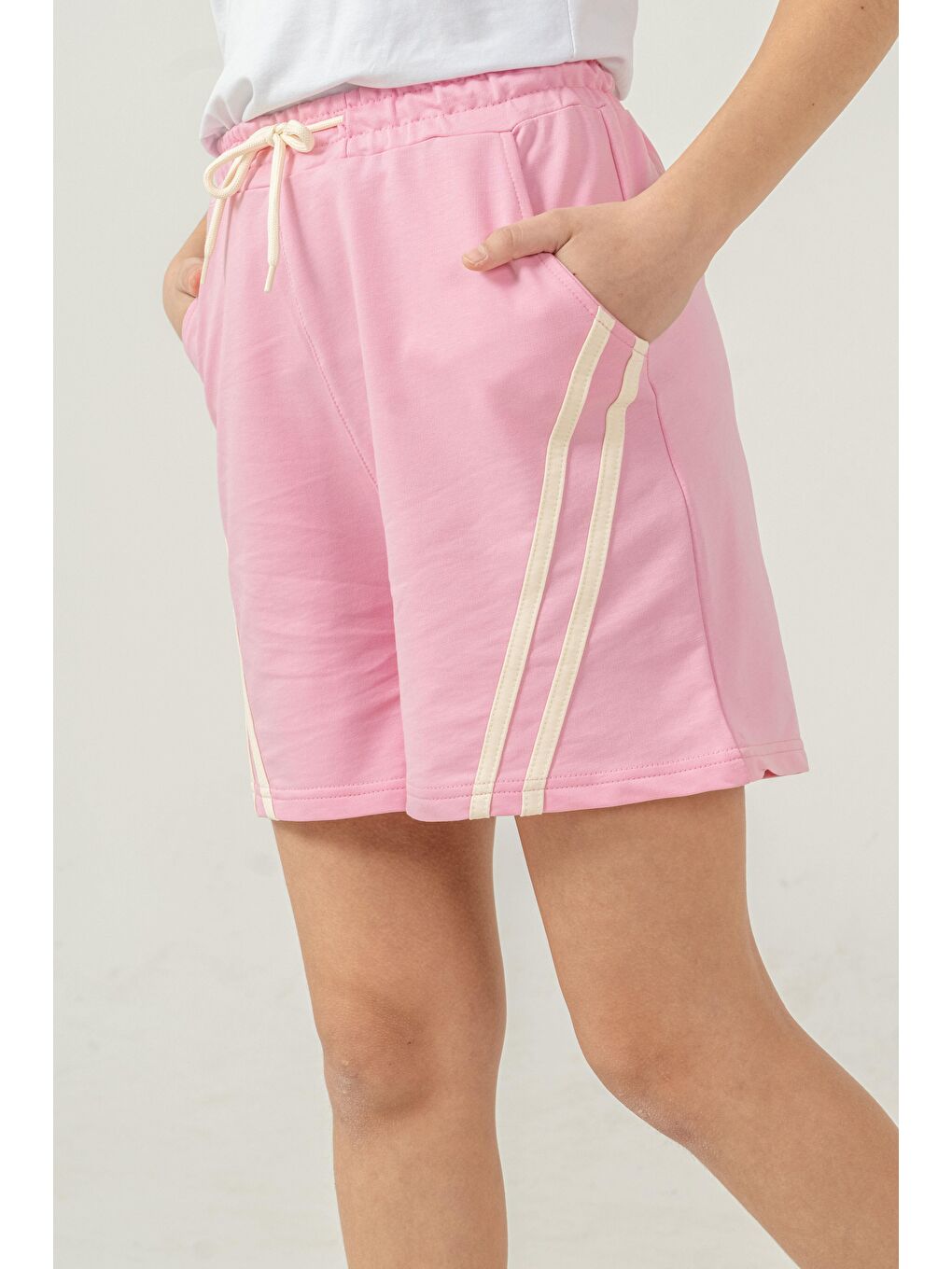 Pembe Yanlar Çift Şerit Biyeli Kız Çocuk Şort-3