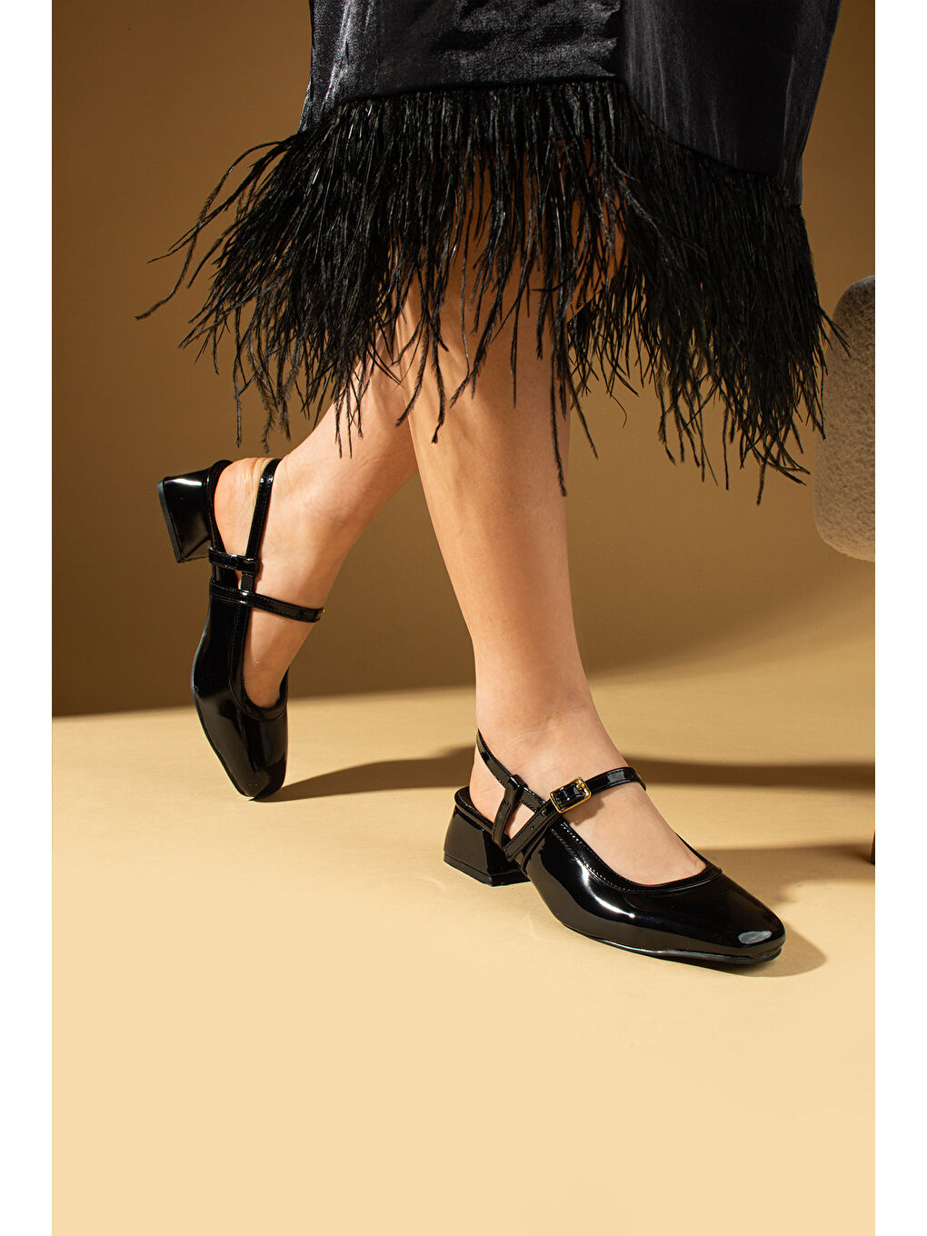 Siyah Küt Burunlu Tokalı Arkası Açık Kadın Topuklu Ayakkabı 53-56-25Rugan-2