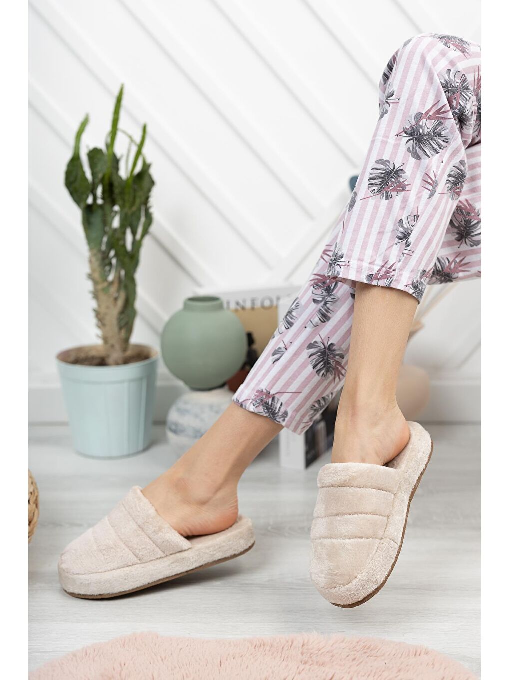 Bej SMT-03 Kapalı Kadın Ev Terliği Kışlık Terlik Ses Yapmayan Taban-3
