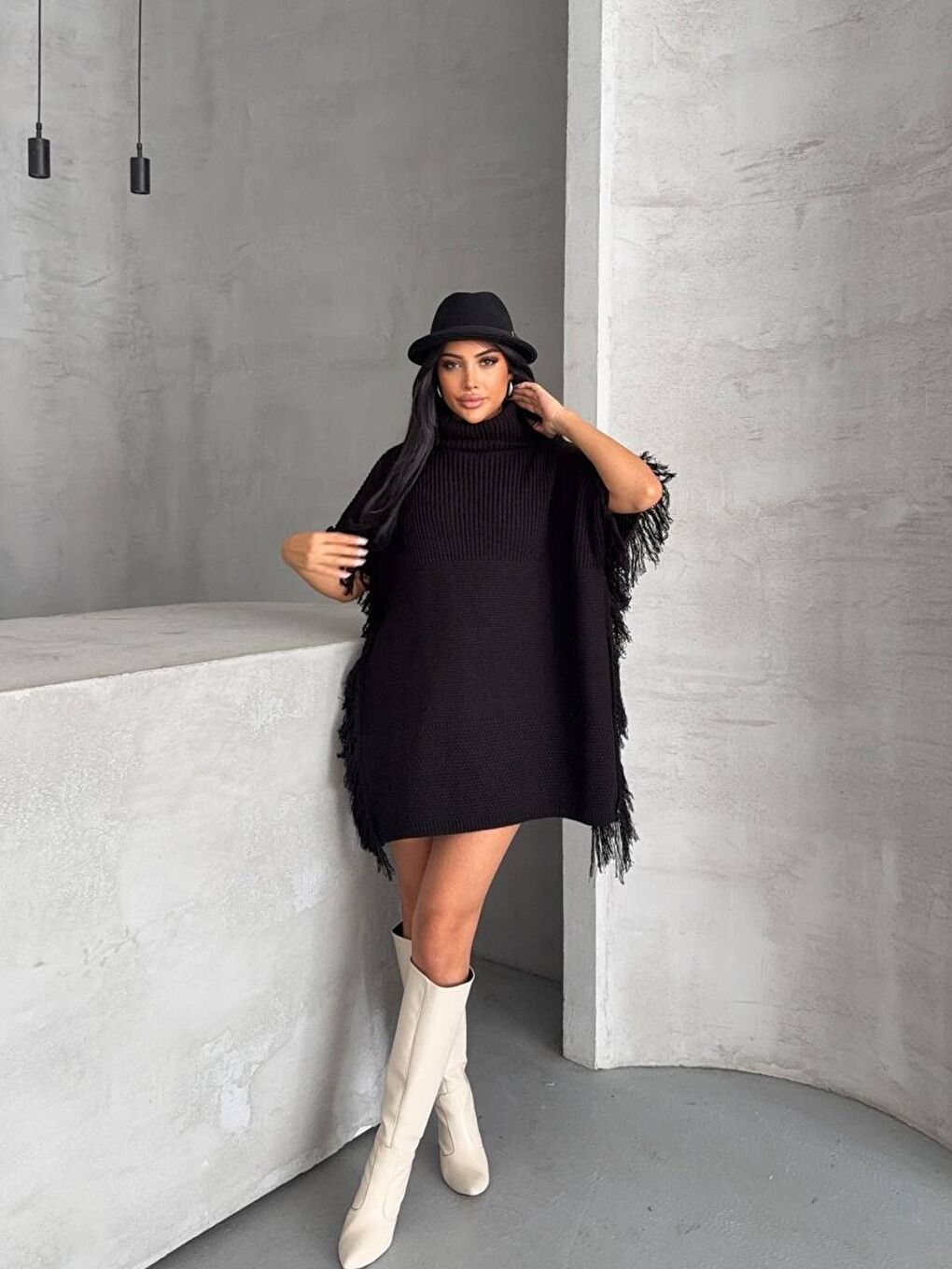 Püskül Detay Siyah Triko Panço-1