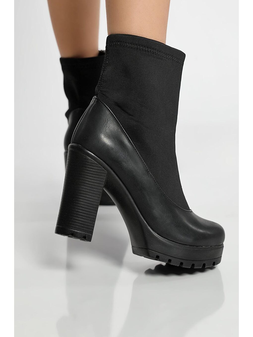 Siyah Kadın Bilek Streçli Fermuarlı Topuklu Bot-3