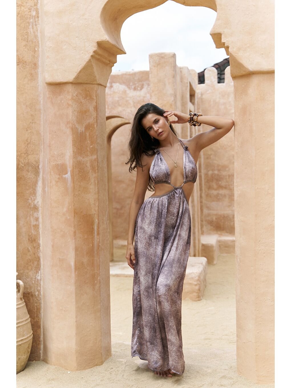 Kahverengi Gralorid Boyundan Bağcık Detaylı Kahve Uzun Elbise