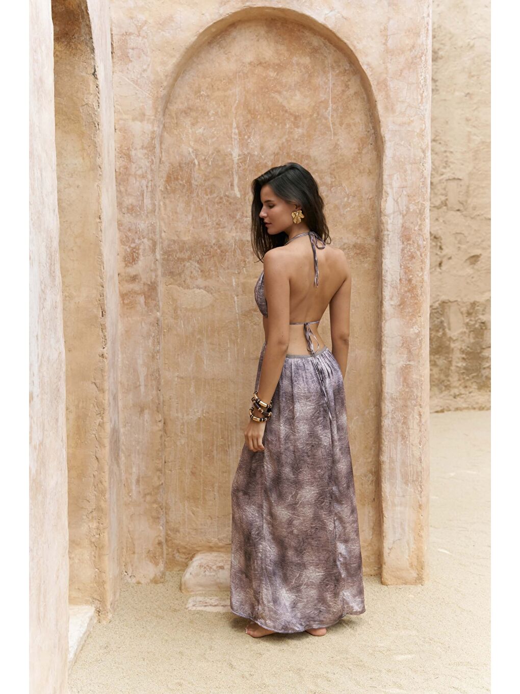 Kahverengi Gralorid Boyundan Bağcık Detaylı Kahve Uzun Elbise-3