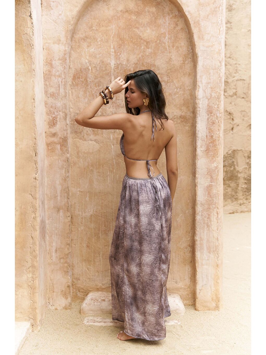 Kahverengi Gralorid Boyundan Bağcık Detaylı Kahve Uzun Elbise-4