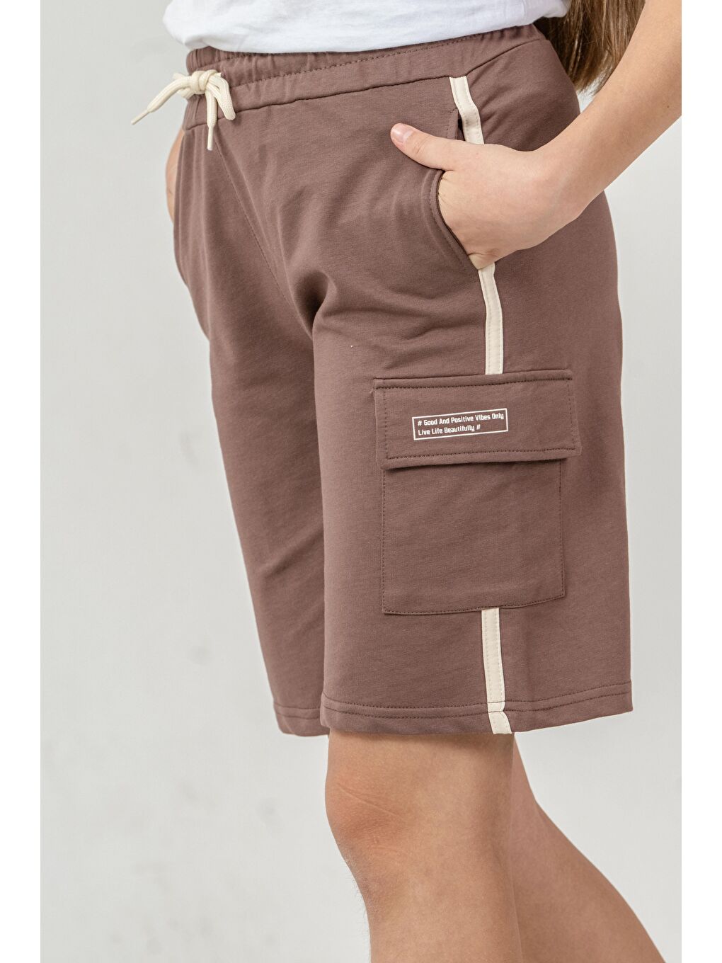 Kahverengi Kargo Cepli Cep Kapağı Baskılı Yanlar Biyeli Kız Çocuk Şort-2