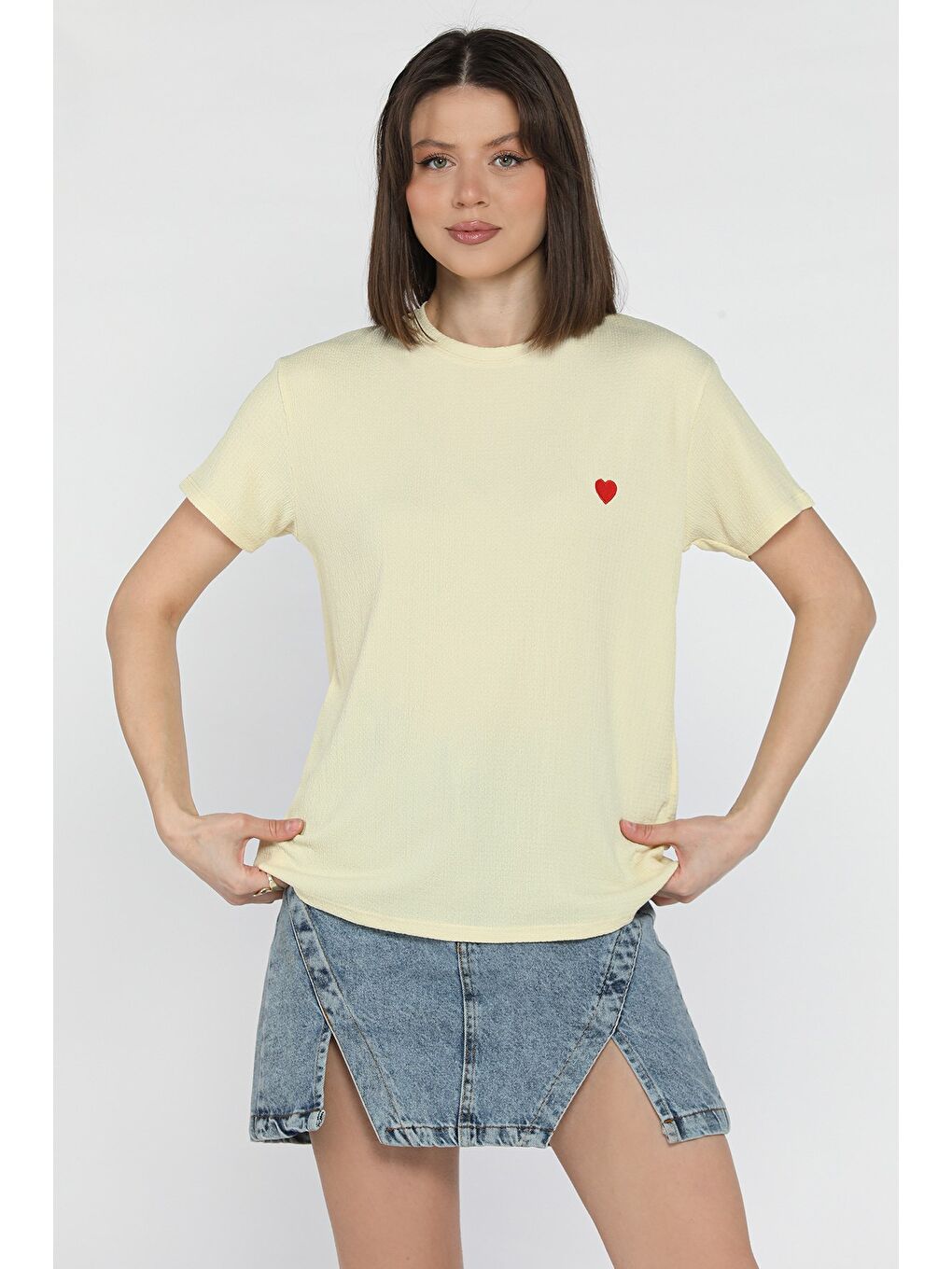 Sarı Kadın Bisiklet Yaka Kalp Nakışlı Tişört