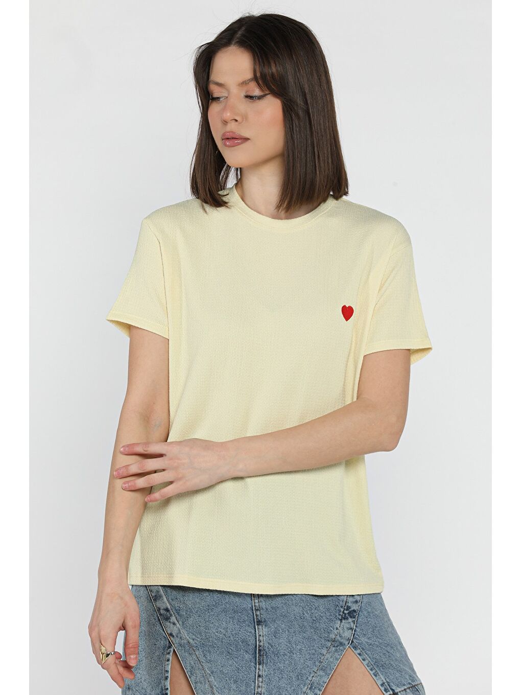 Sarı Kadın Bisiklet Yaka Kalp Nakışlı Tişört-1
