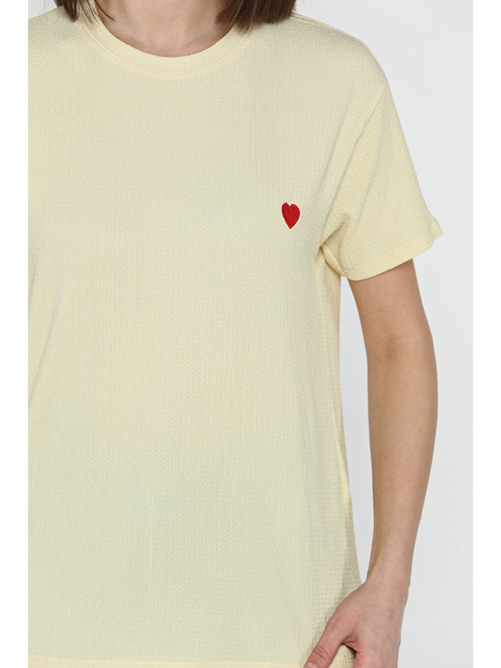 Sarı Kadın Bisiklet Yaka Kalp Nakışlı Tişört-3