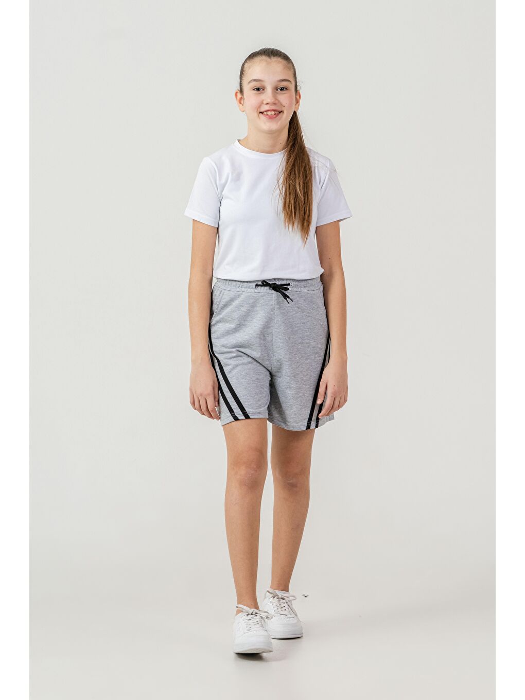 Gri Yanlar Çift Şerit Biyeli Kız Çocuk Şort