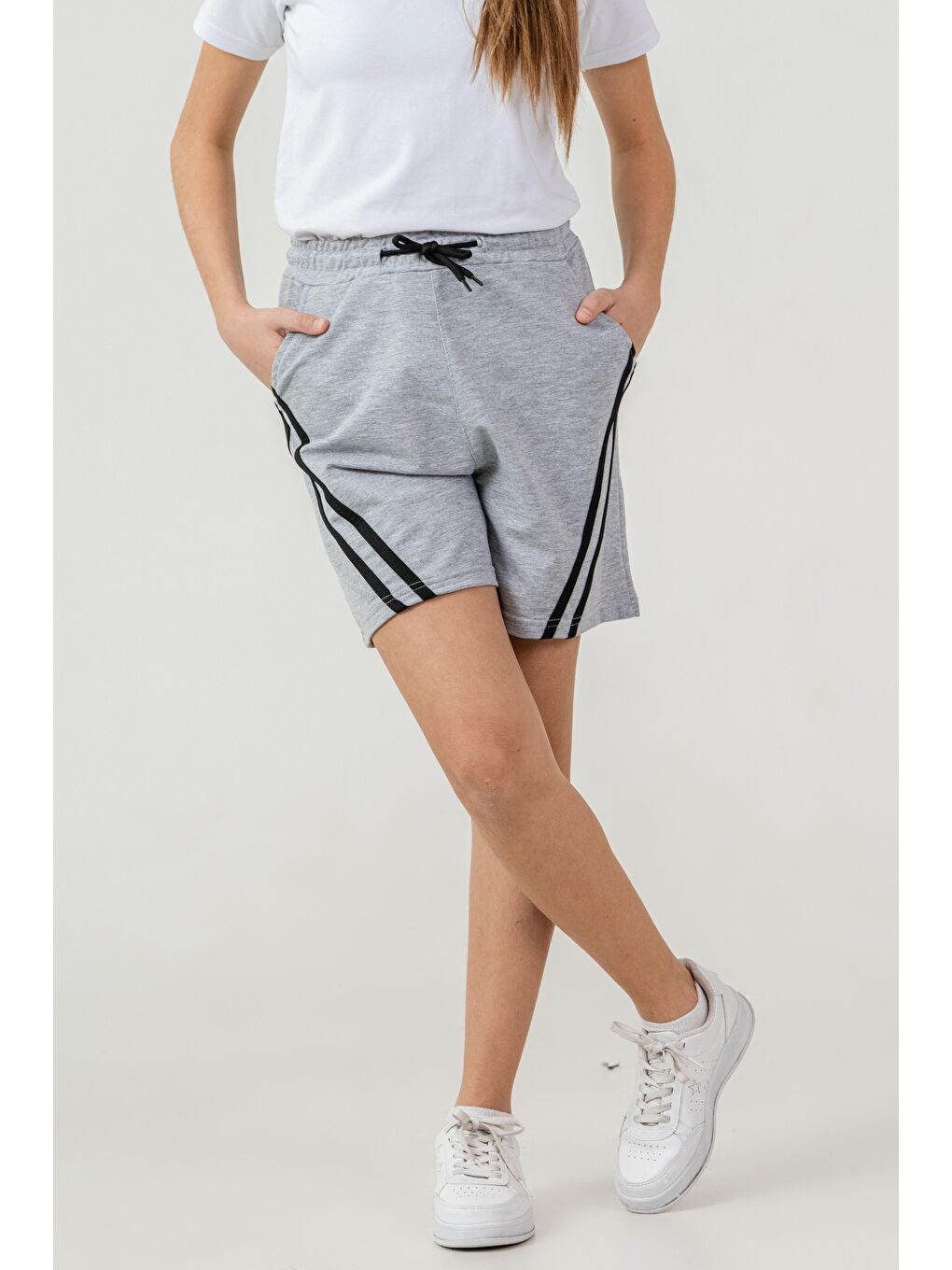 Gri Yanlar Çift Şerit Biyeli Kız Çocuk Şort-1