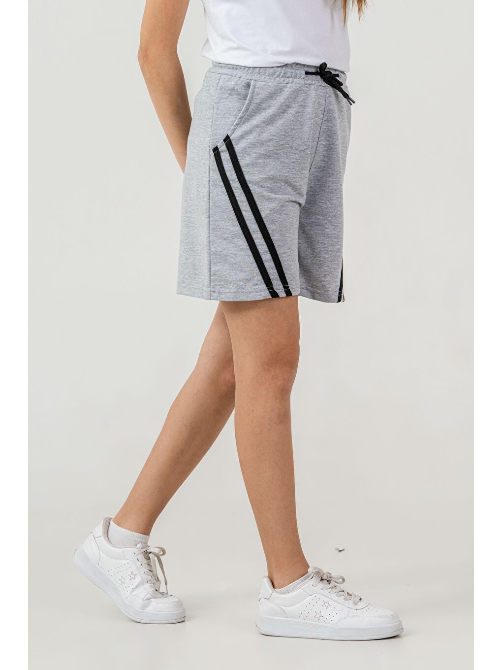 Gri Yanlar Çift Şerit Biyeli Kız Çocuk Şort-2